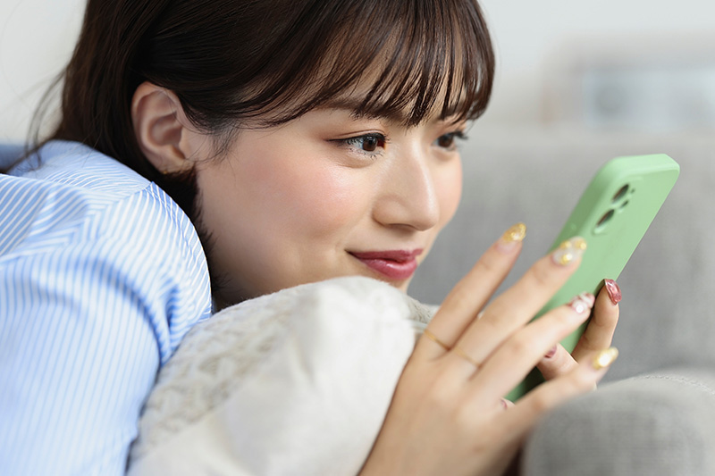 スマホを見る女性