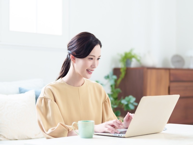 パソコン作業する女性