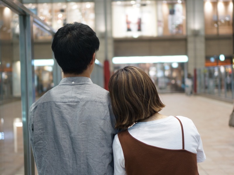 カップルの後ろ姿