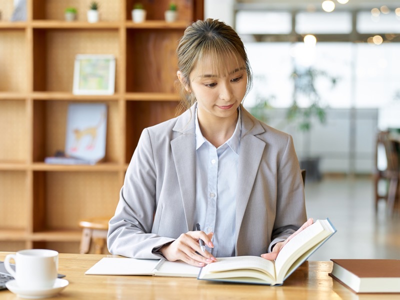 勉強する女性