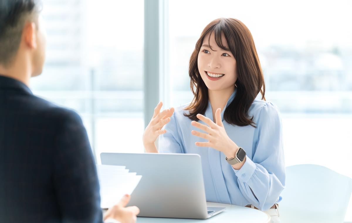 根回しする女性