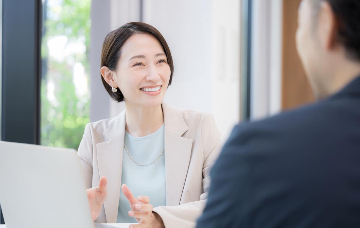 根回しする女性