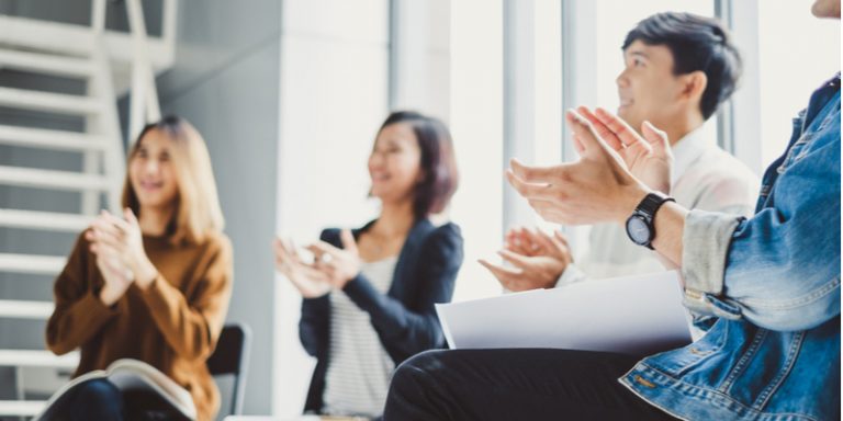 「褒める」と「誉める」の違いとは？ 使い分け方のポイントや英語表現を解説 | Oggi.jp
