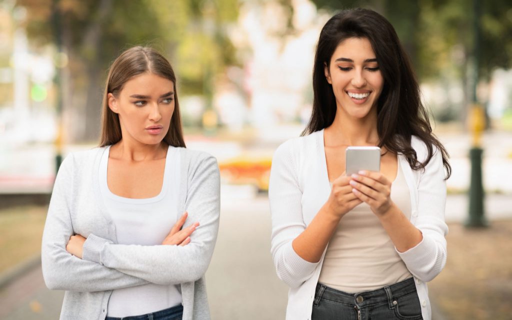 職場にいる「妬む」人の特徴とは？ 意外な心理や上手な対処法を紹介 Oggi.jp