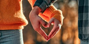 「惚れる」と「好き」はどう違う? 意味や言葉の使い分けを解説 | Oggi.jp