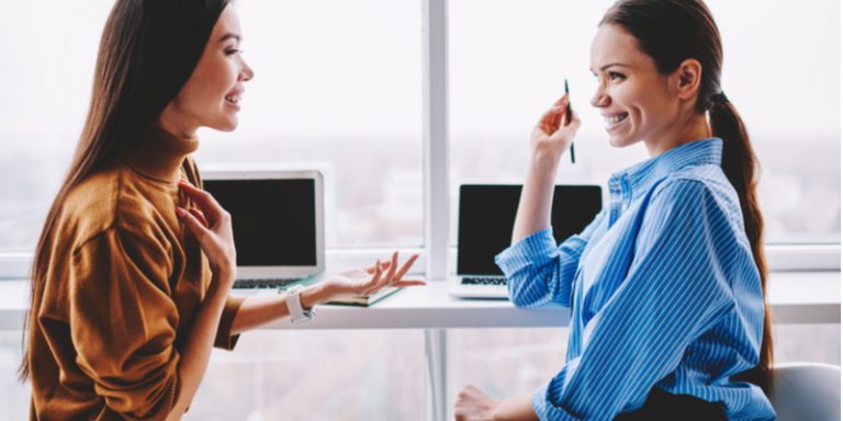 その笑顔、疲れませんか？「愛想笑い」してしまう心理や、やめる方法を紹介 | Oggi.jp