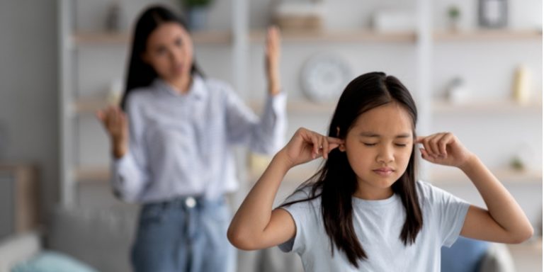 「叱る」と「怒る」の違いとは?「叱る」の英語表現や子供を叱るときに気をつける4つのポイント | Oggi.jp