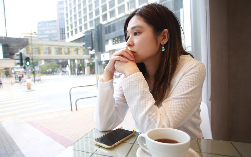 目を据える と 腹が据わる はどう違いますか? – 目が据わる 類語 – VBHBH