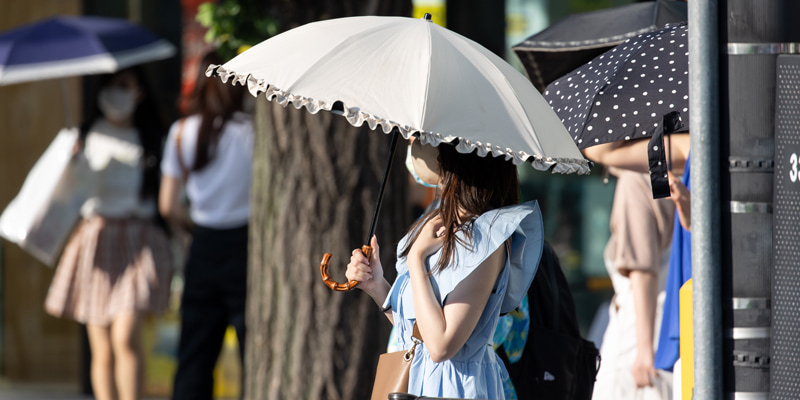 日傘をさす女性