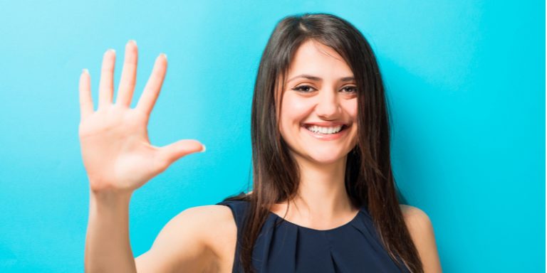 その笑顔、疲れませんか？「愛想笑い」してしまう心理や、やめる方法を紹介 | Oggi.jp