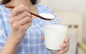 ヨーグルトのカロリーや糖質は高い? 含まれる栄養やダイエット中の食べ方をご紹介 | Oggi.jp