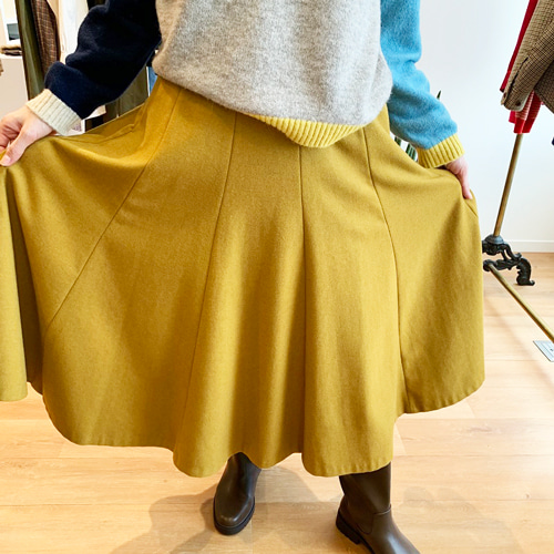 スカートを広げる女性