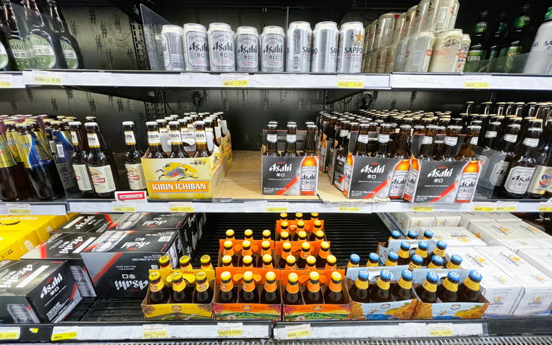 スーパーの冷蔵庫に日本のビールが並べられている様子
