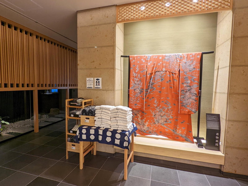 MIMARU東京 上野EASTのエントランスに飾られた着物