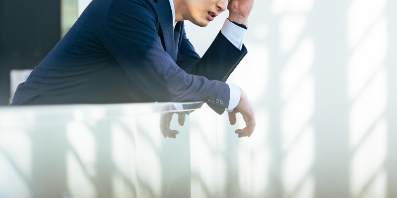落ち込む男性