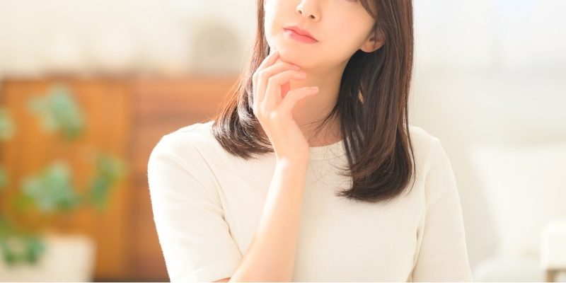 考える女性の写真