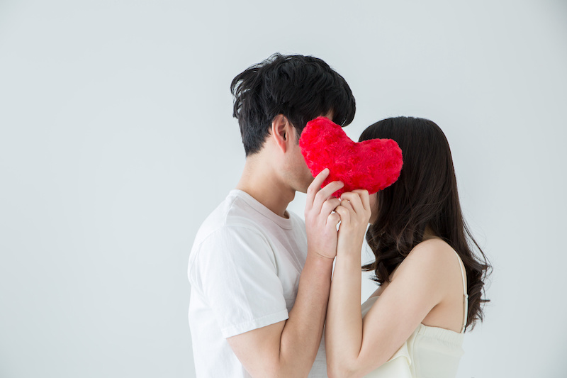 唇へのキスと愛情の大きさは変わる？「おでこにキス」のよくある質問