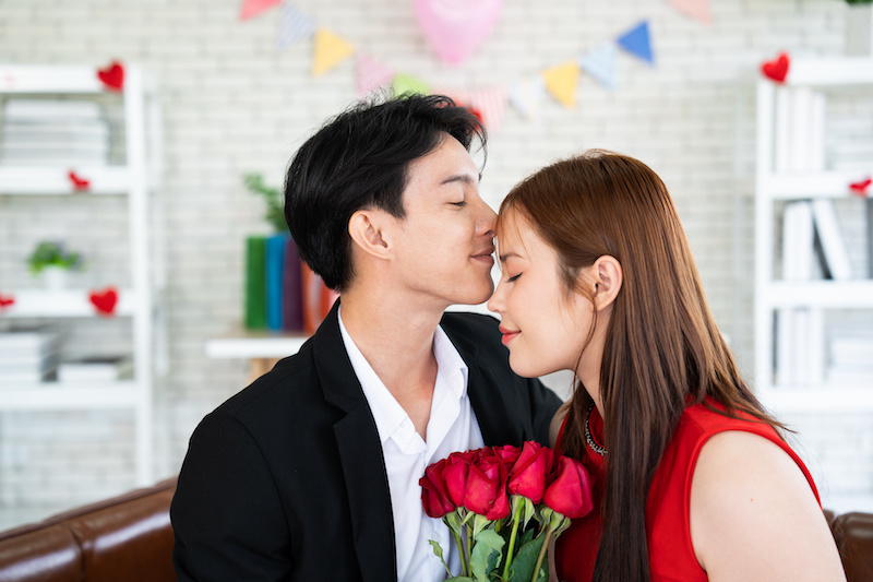 【女性に100人に聞いた】「おでこにキス」は、どんな気持ちになる？