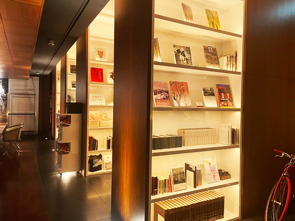 ハイアットセントリック銀座東京のロビーの本棚