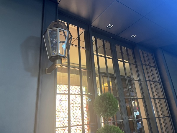 ハイアットセントリック銀座東京の玄関にかけられたガス燈