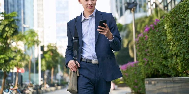 街を歩くスーツ姿の男性