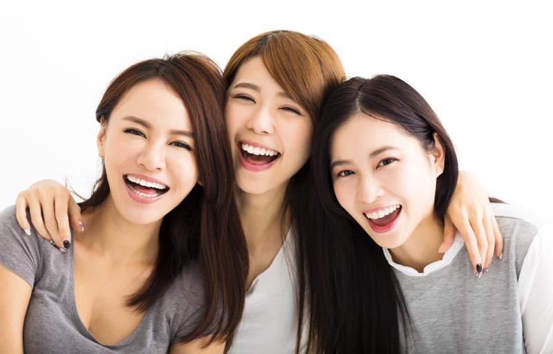 笑顔の女性三人