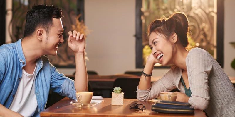 テーブル越しに楽しそうに話す男女