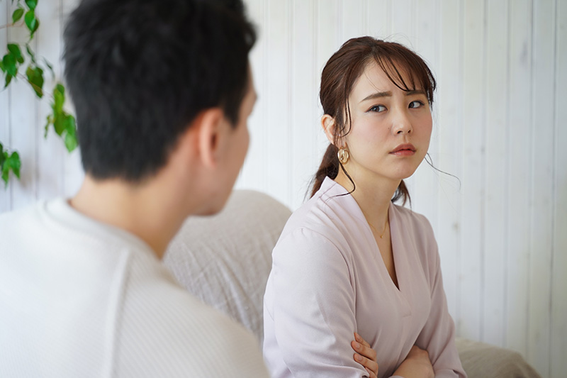 喧嘩をする若いカップル