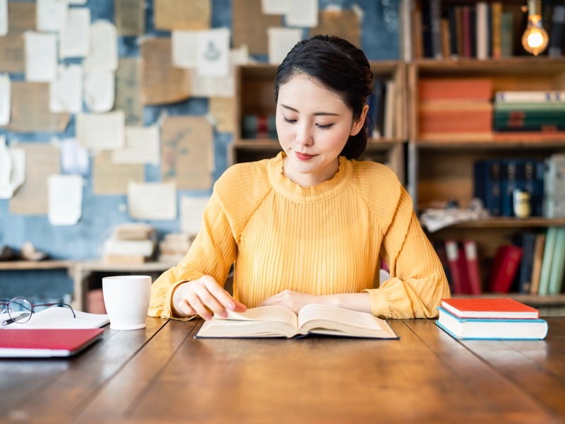 勉強する女性