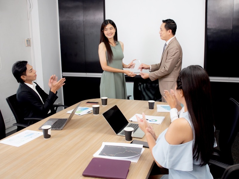 成功　握手する男女