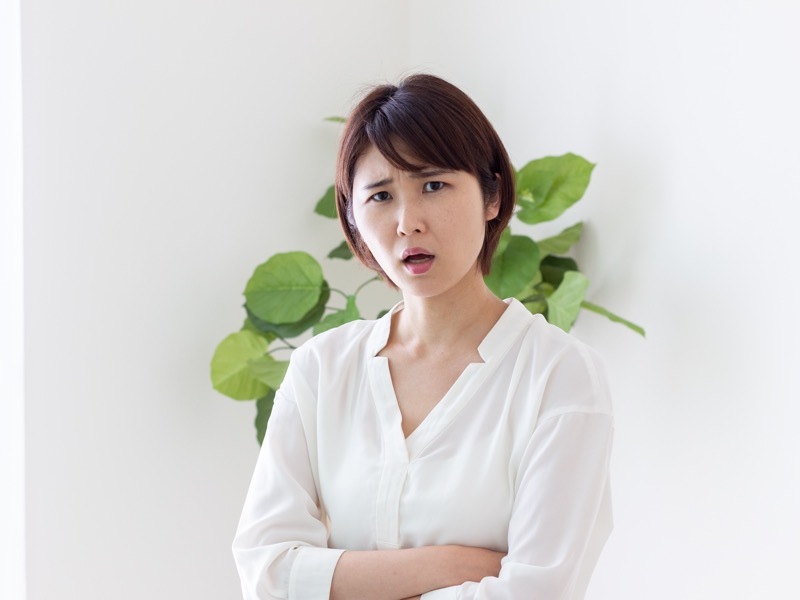 顔をしかめる女性