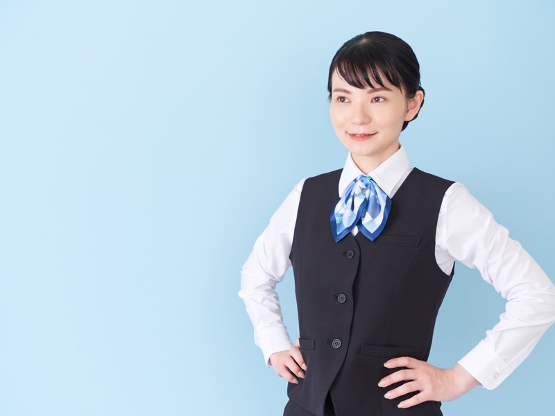 腰に手を当てる女性