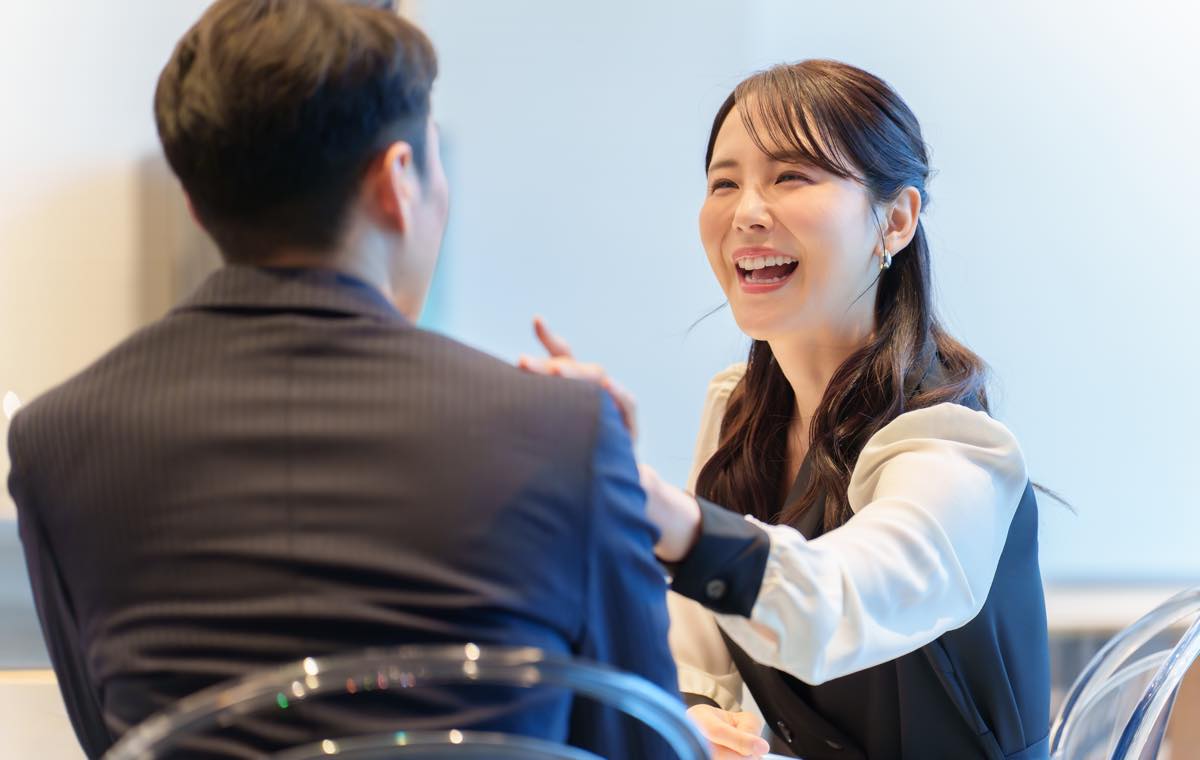 ボディタッチする女性