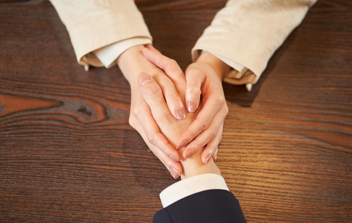 男性の手を握る