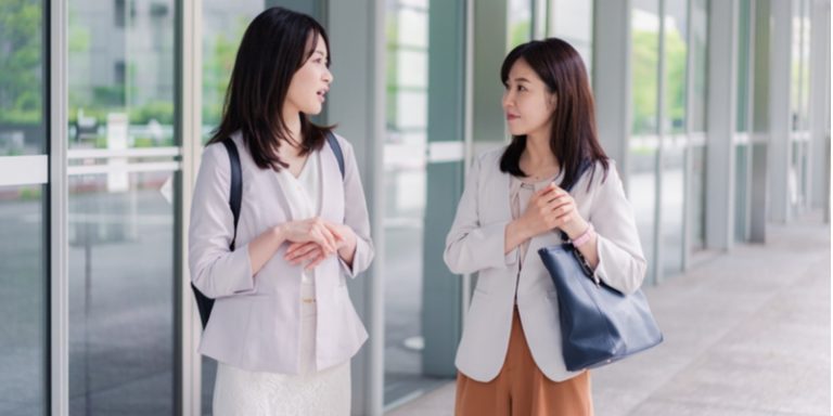 「世間話」ってどんな意味? 何を話すのが正解? 今日から使える「世間話」のネタや英語表現も紹介 | Oggi.jp