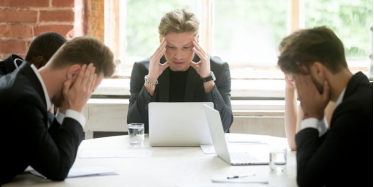 「危機感」とはどんな意味? 使い方、類語・対義語、英語表現を解説 | Oggi.jp
