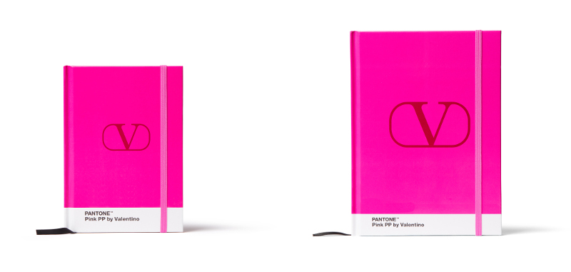 ヴァレンティノの「特別なピンク」に染まったノートや傘、キーチェーン 