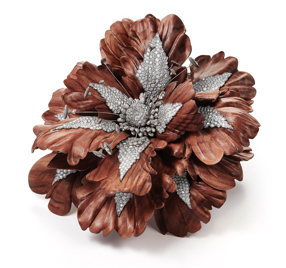 OIS-DIAMANT-BROOCH-IN-WOOD-AND-DIAMONDS-IN-WHITE-GOLD