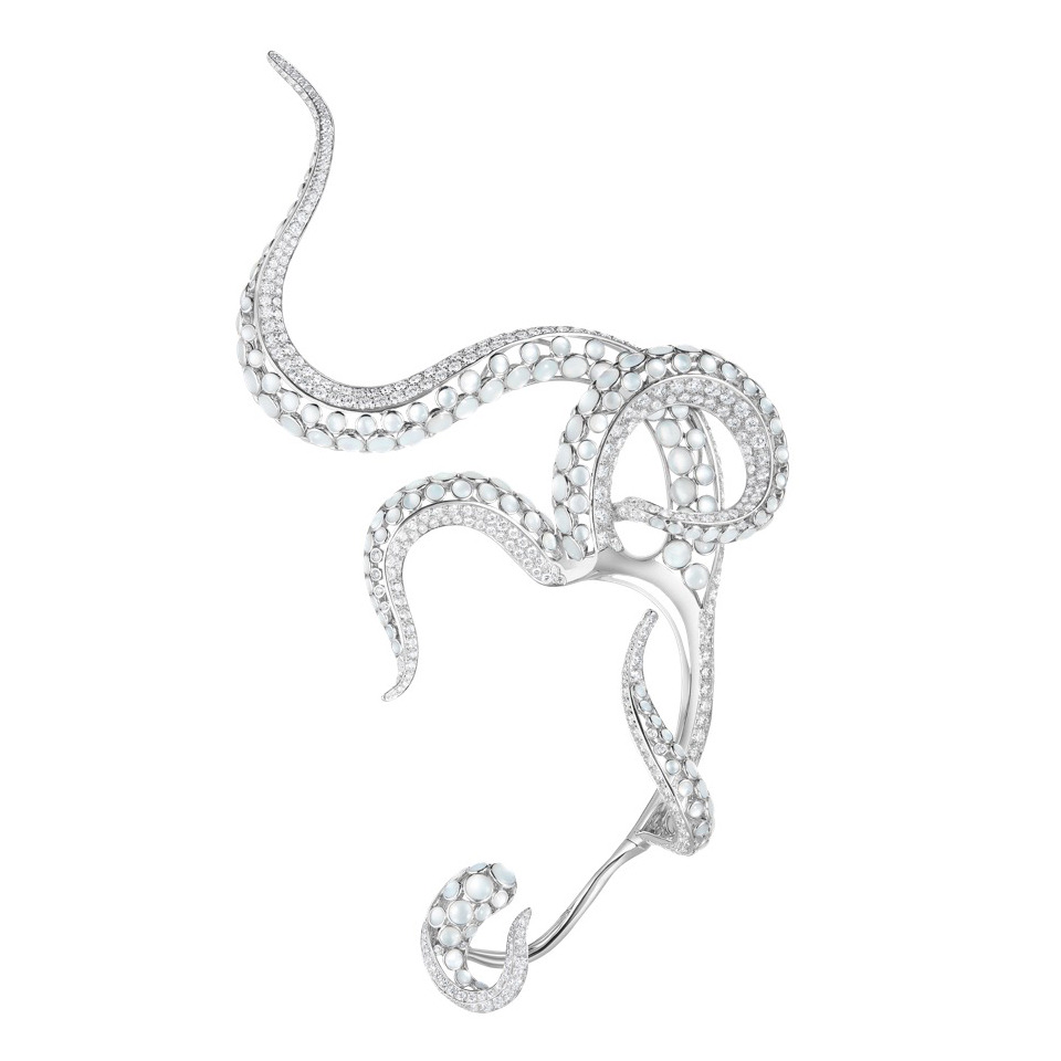 OCTOPUS-EARRING-IN-MOTHER-OF-PEARLS-WITH-DIAMONDS-IN-WHITE-GOLD