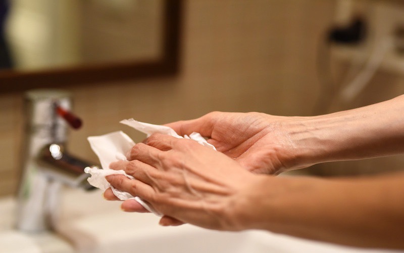 手洗いをする女性の手