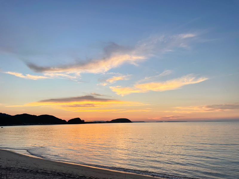 糸島の夕焼けに染まるビーチ