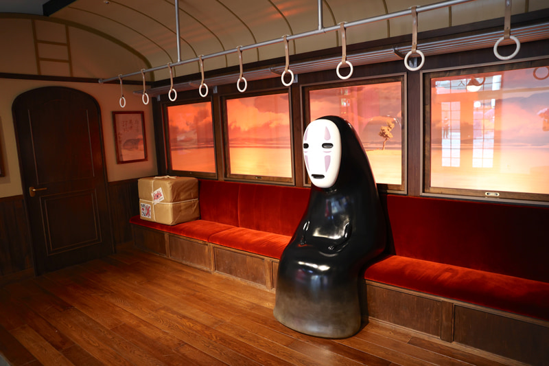 『千と千尋の神隠し』で千尋とカオナシが一緒に電車で海上を走るシーンの展示
