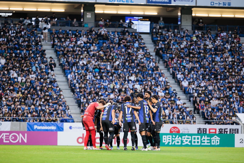 ピッチに集まるガンバ大阪の選手たち