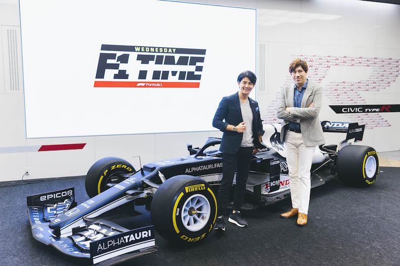 アルファタウリのレーシングカーと元F1ドライバー・中野信治さんとF1実況サッシャさん