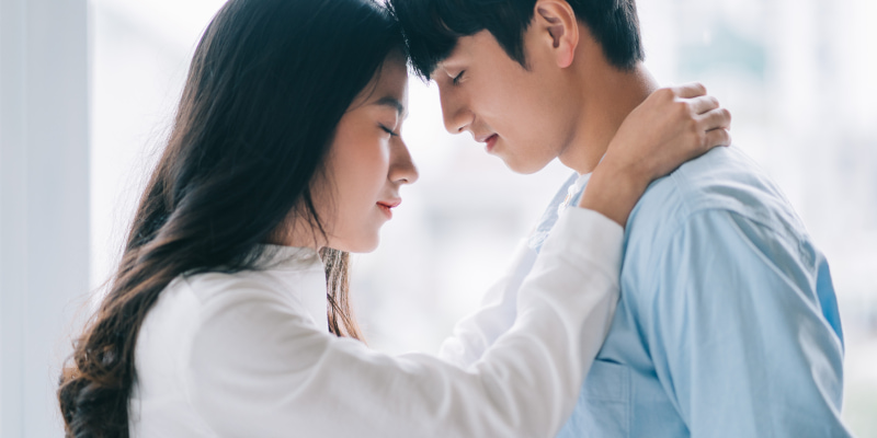 顔を突き合わせて目を閉じるカップルの写真