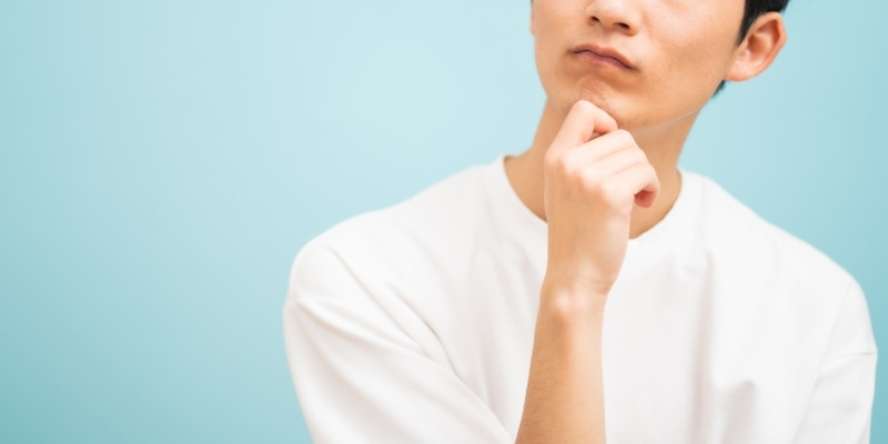 考える男性の写真