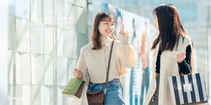 ショッピングを楽しむ女性二人の写真