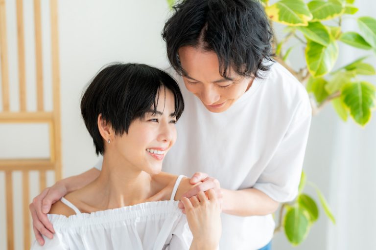 【男女100人に聞いた】後ろから恋人に抱きつくのはあり? 効果的なボディタッチの方法とは | Oggi.jp