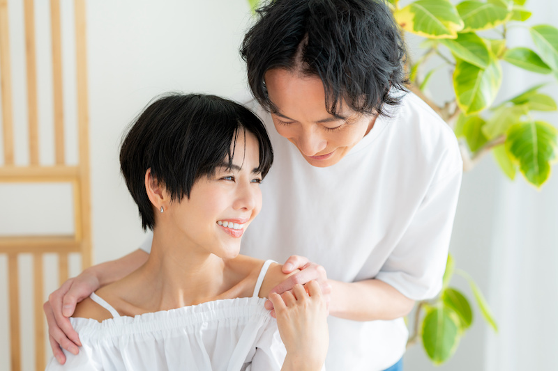 【女性に聞いた】好きな人に「後ろから抱きつかれた」ときの気持ちは？