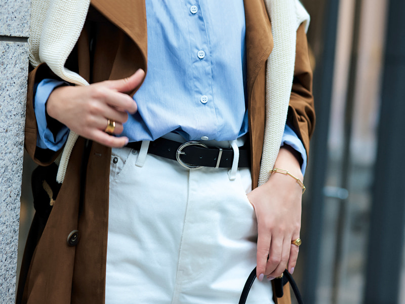 ブラウンのコート×ブルーのシャツ×白パンツコーデ